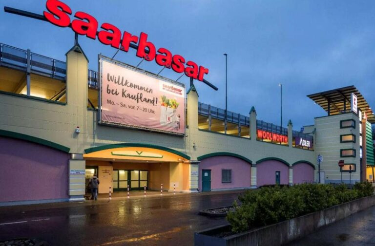 Eingangsbereich Saarbasar Saarbrücken mit VoBeTel Business Premium Store Standort und Parkmöglichkeiten.